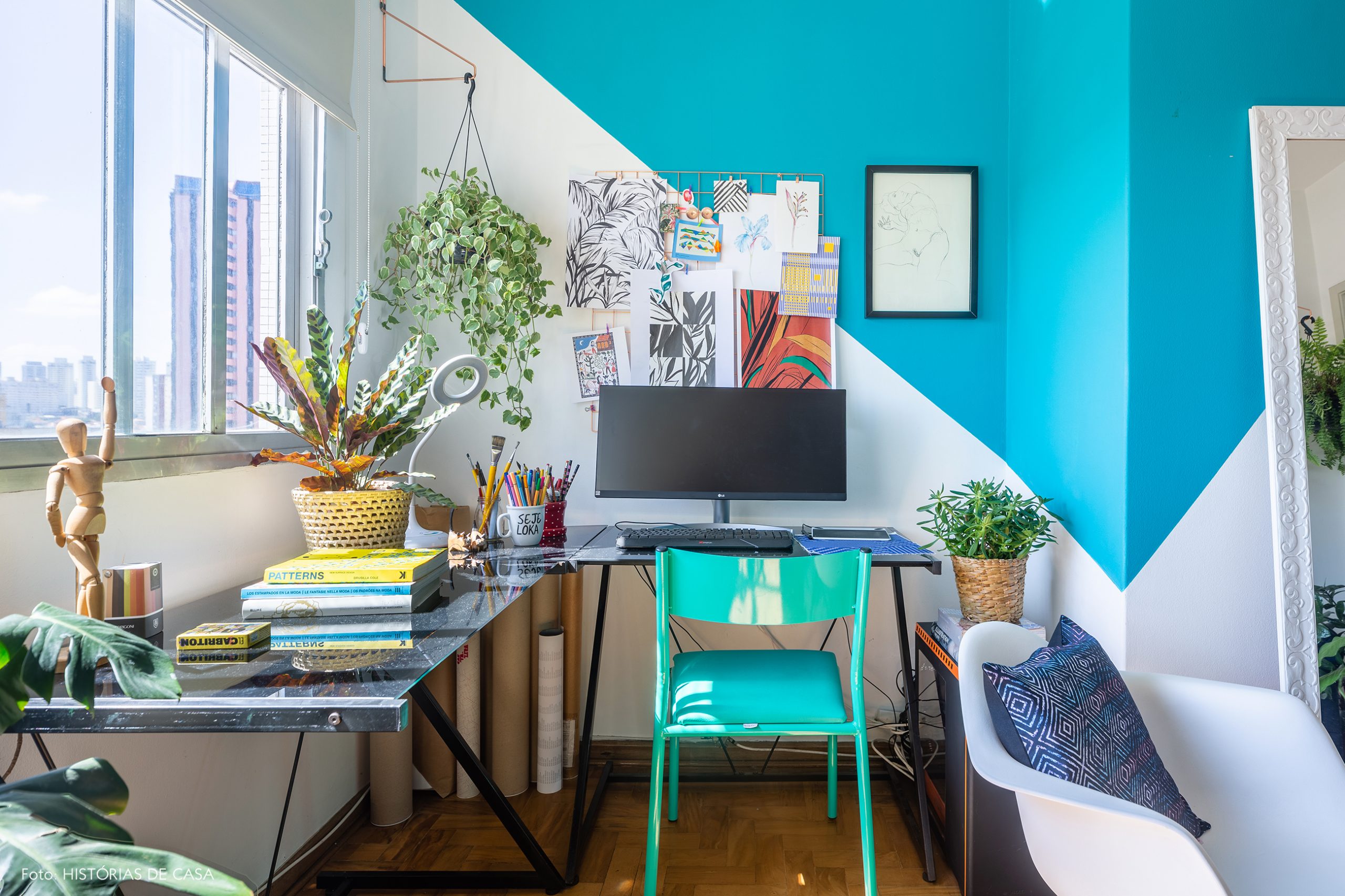 decoração sala com pintura geométrica azul, cadeira eames