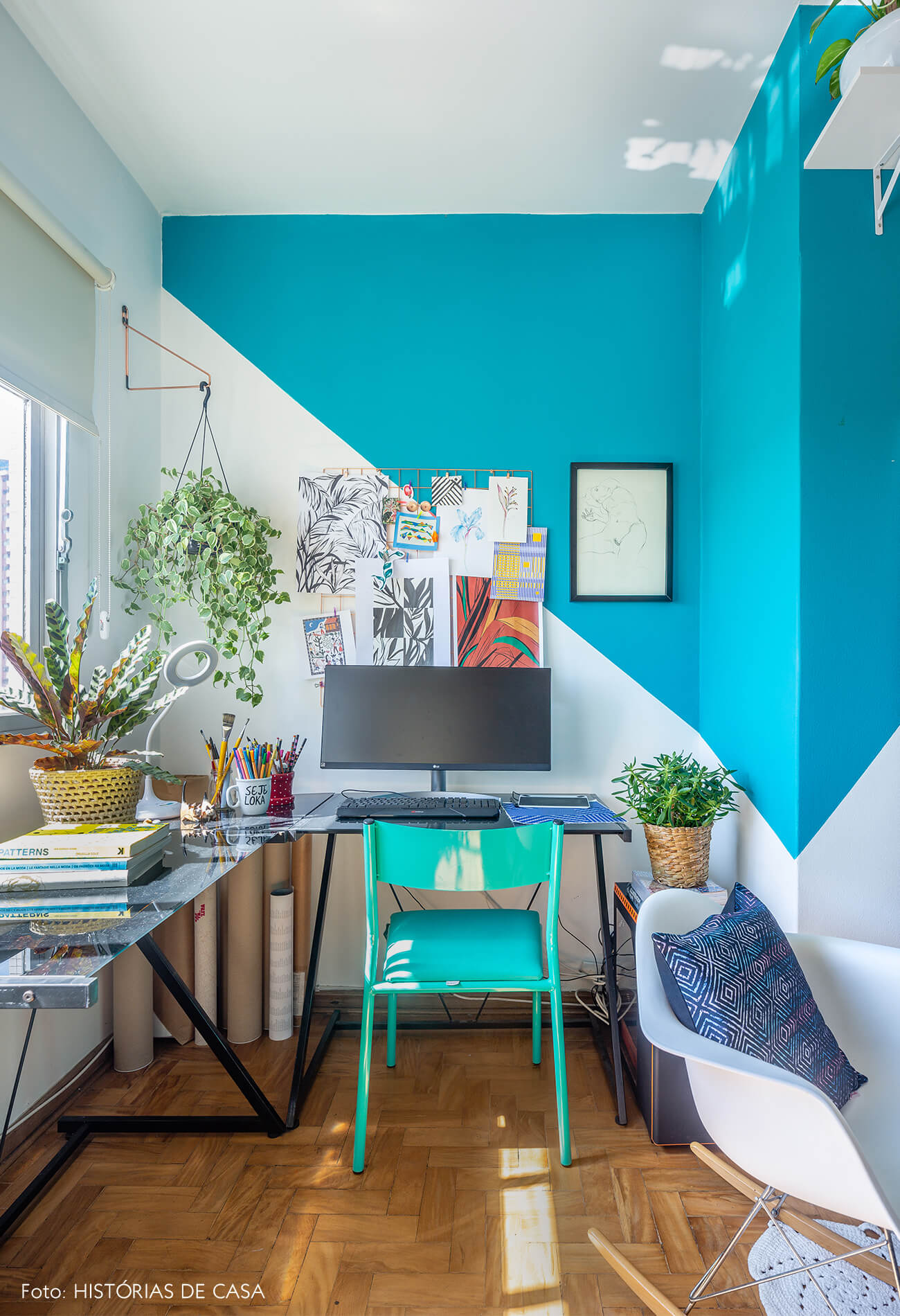 decoração home office pintura geométrica azul, cadeira eames
