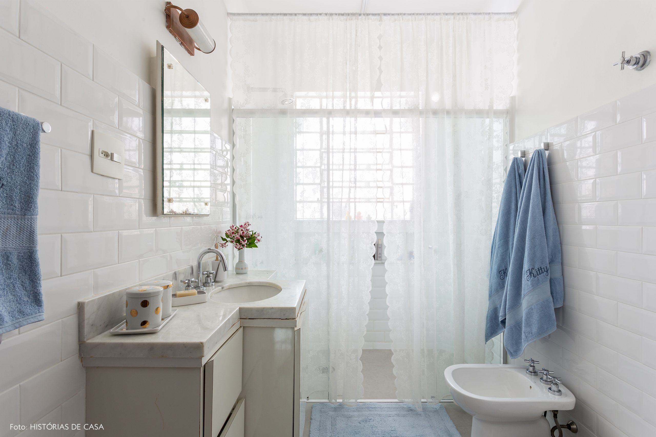 decoração banheiro branco com detalhes azuis