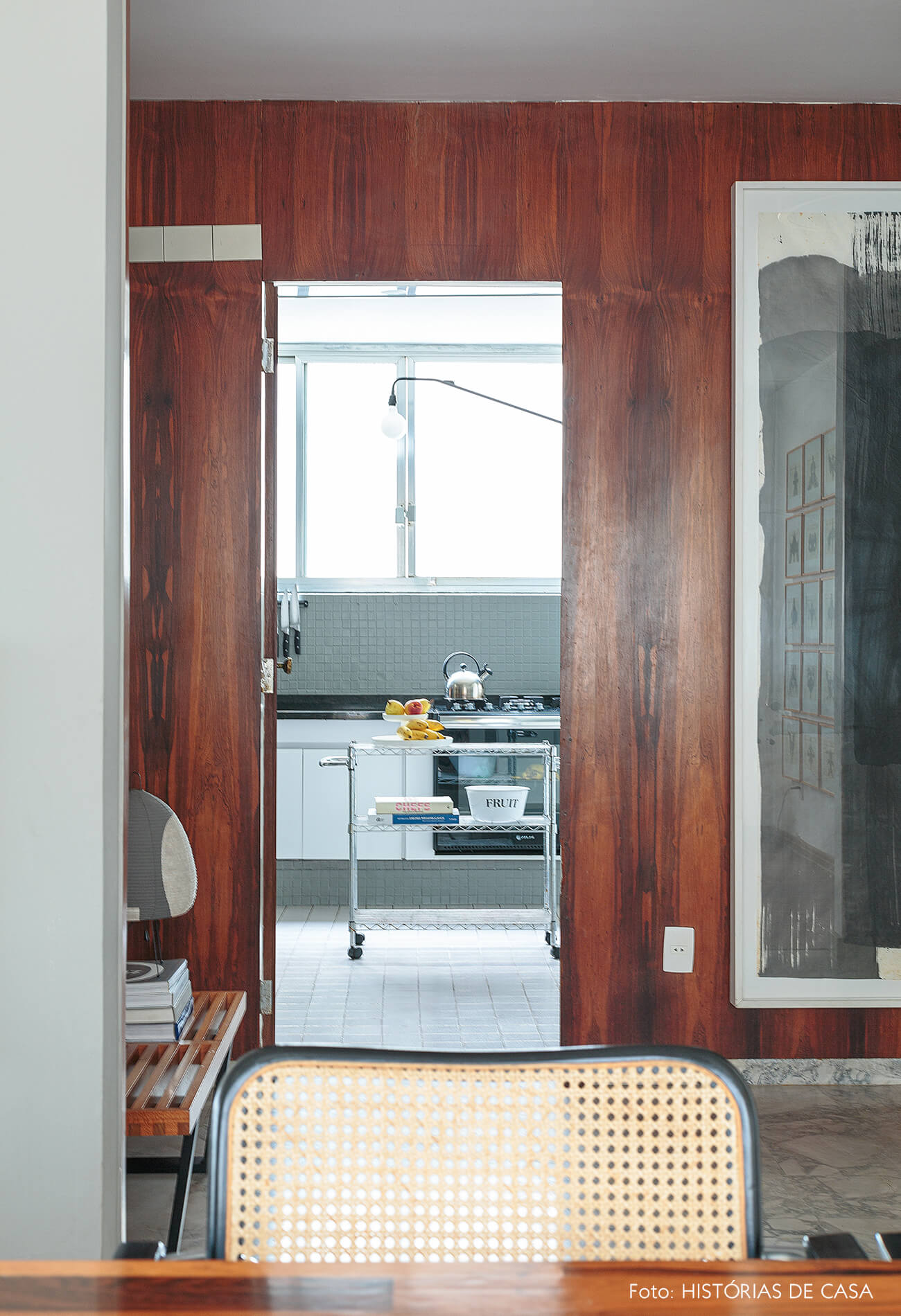 decoração cadeira de palhinha parede de madeira e cozinha