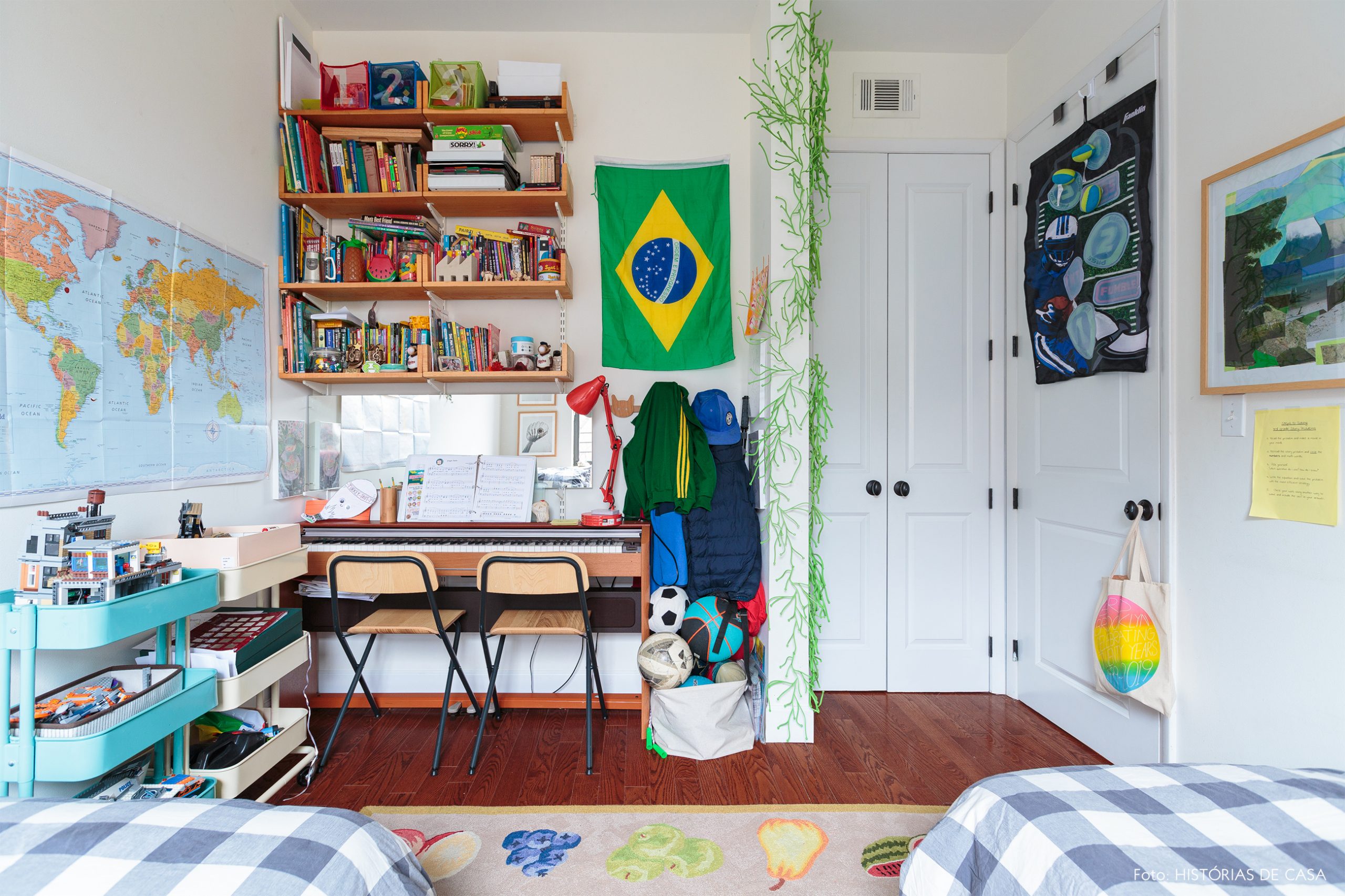 ap decoração quarto infantil com carrinhos coloridos e piano madeira