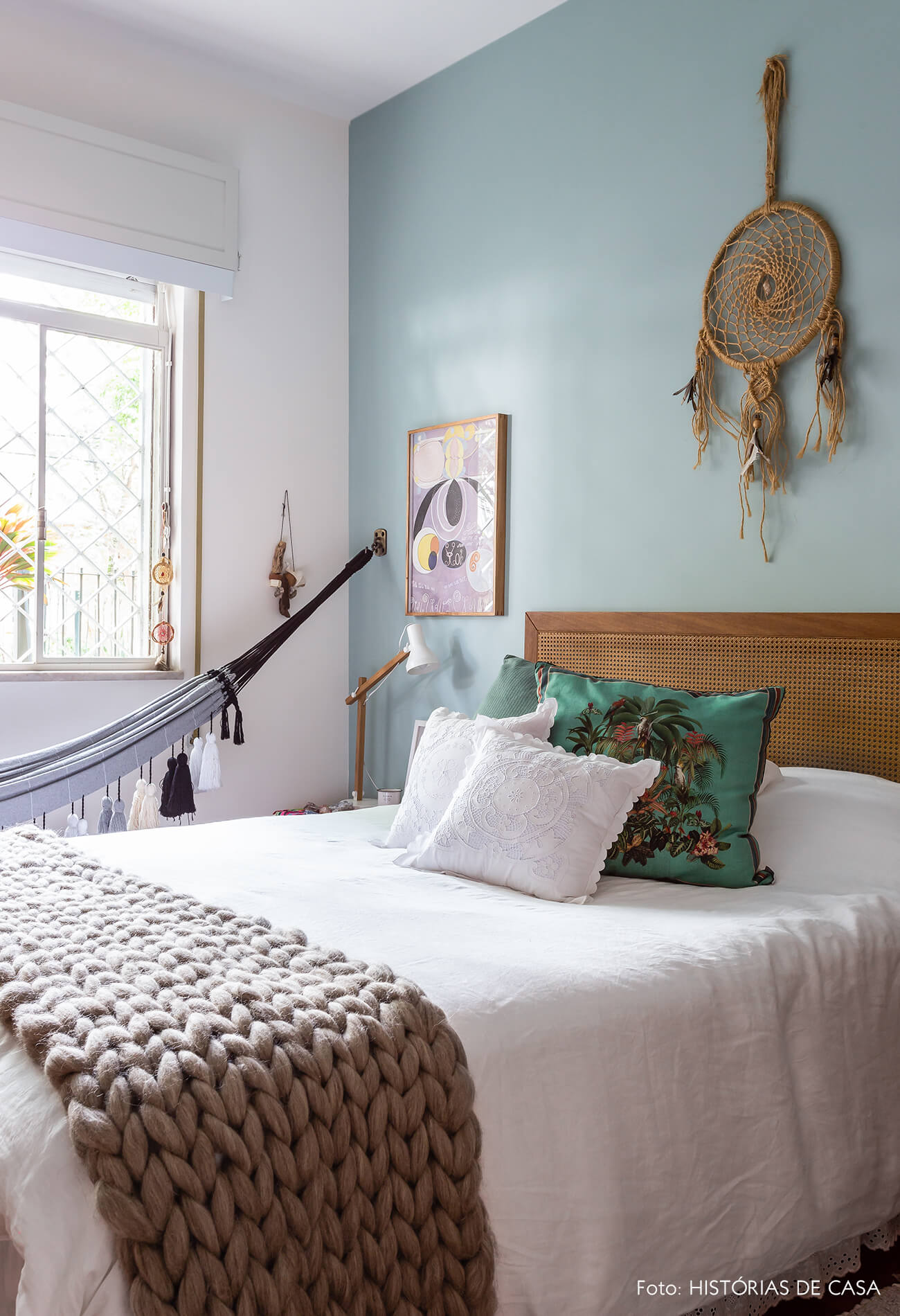 decoração quarto com parede azul rede e cabeceria de palhinha