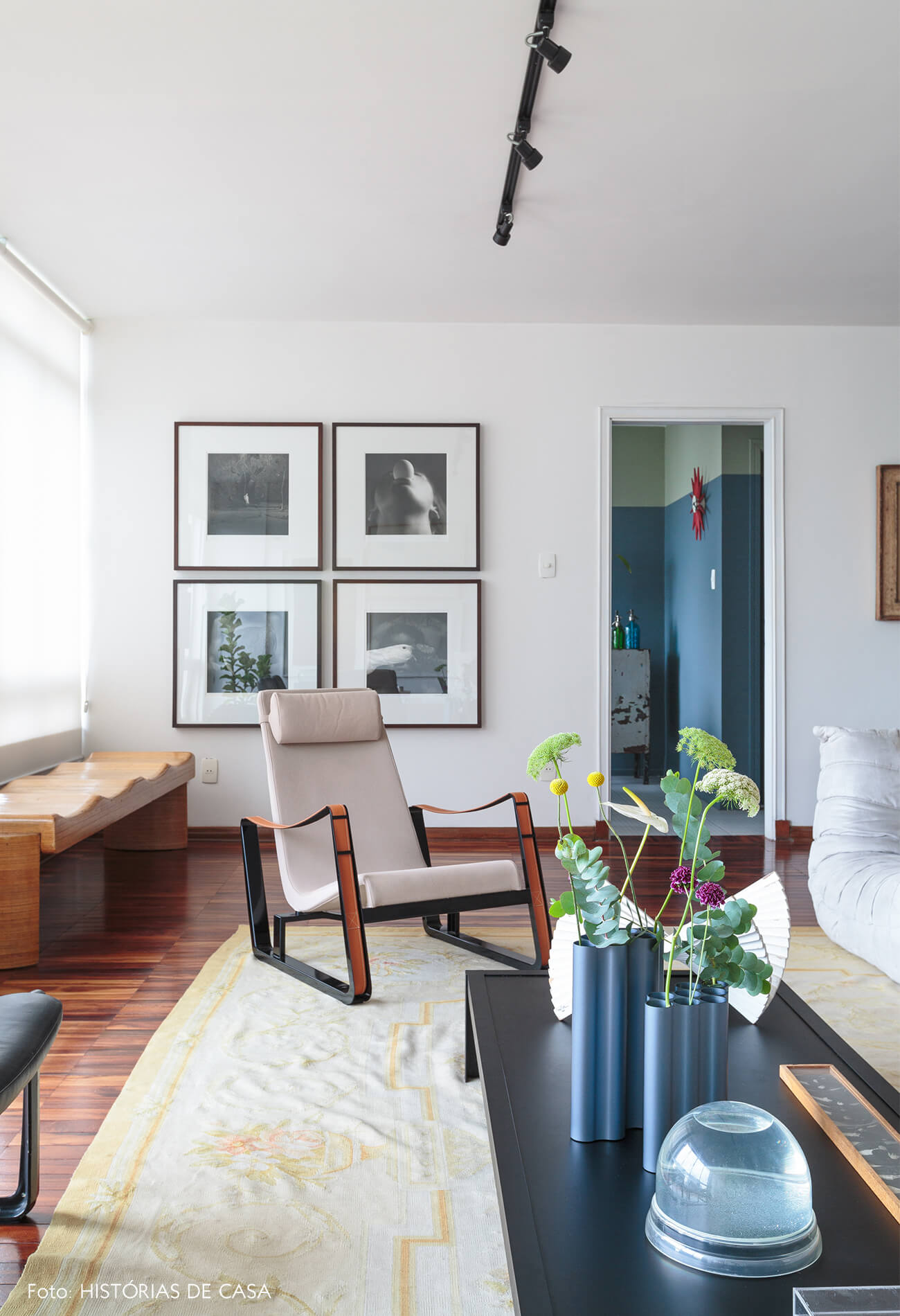 decoração sala com poltrona branca e mesa de centro preta