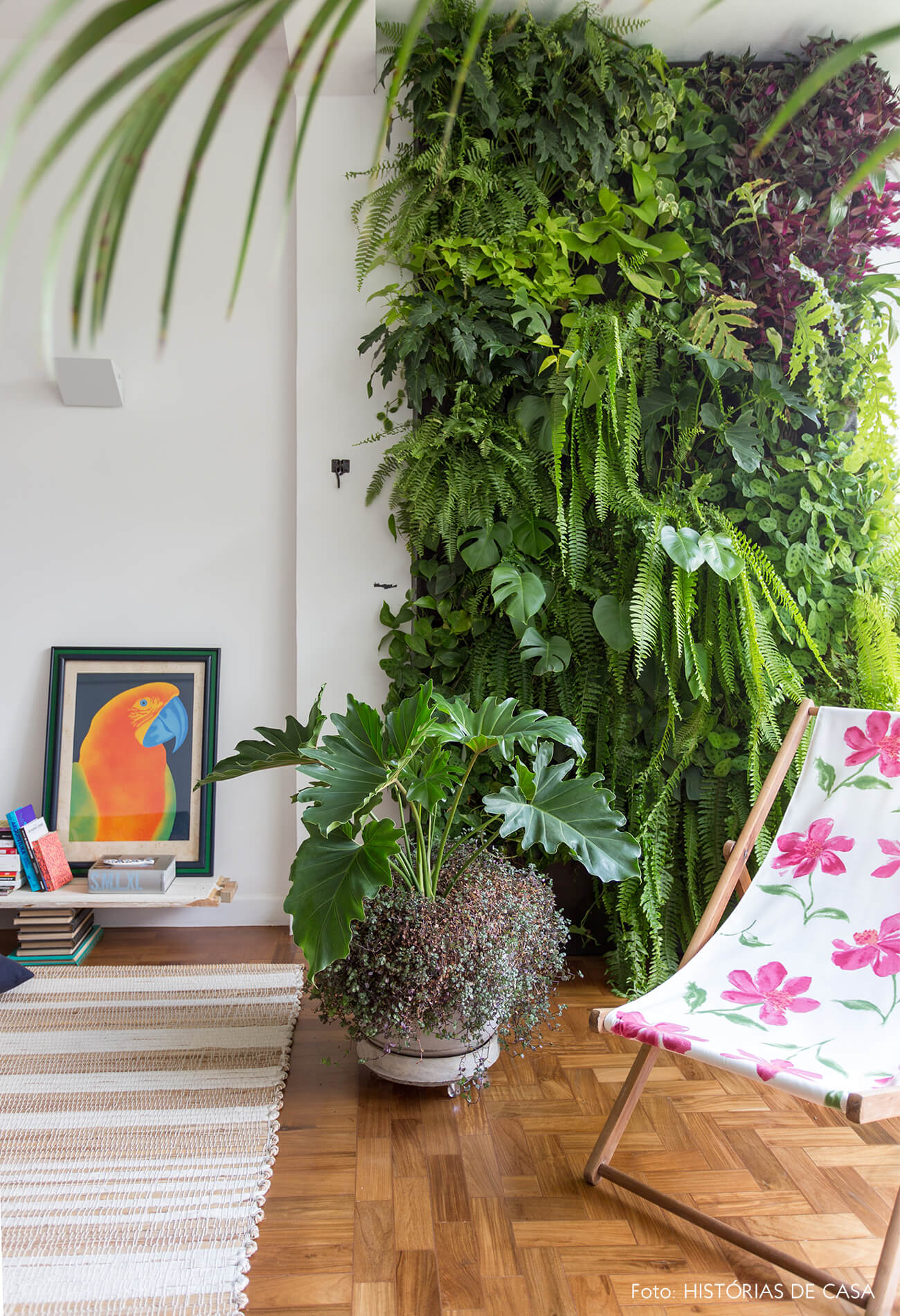 decoração sala com painel de plantas, cadeira de madeira e tecido