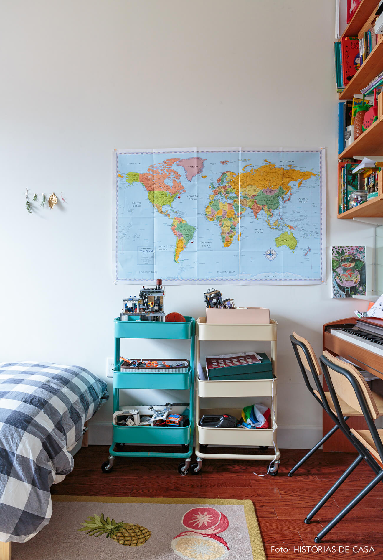 ap deecoração quarto infantil com carrinhos coloridos e mapa na parede