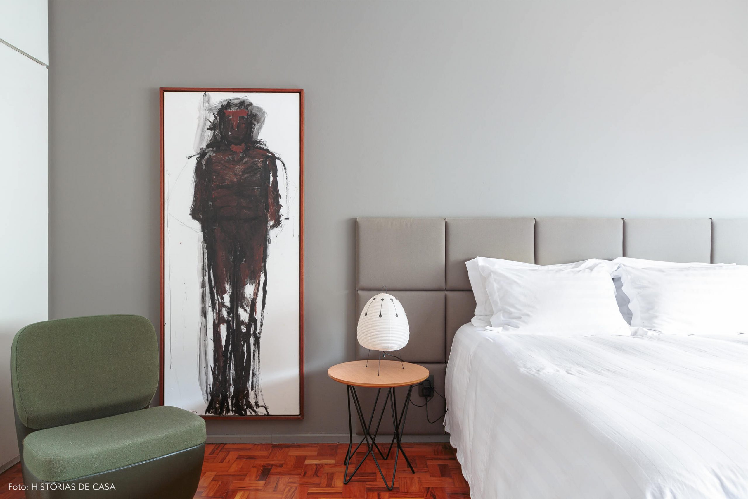 decoração quarto com parede cinza quadro de pintura e cadeira verde