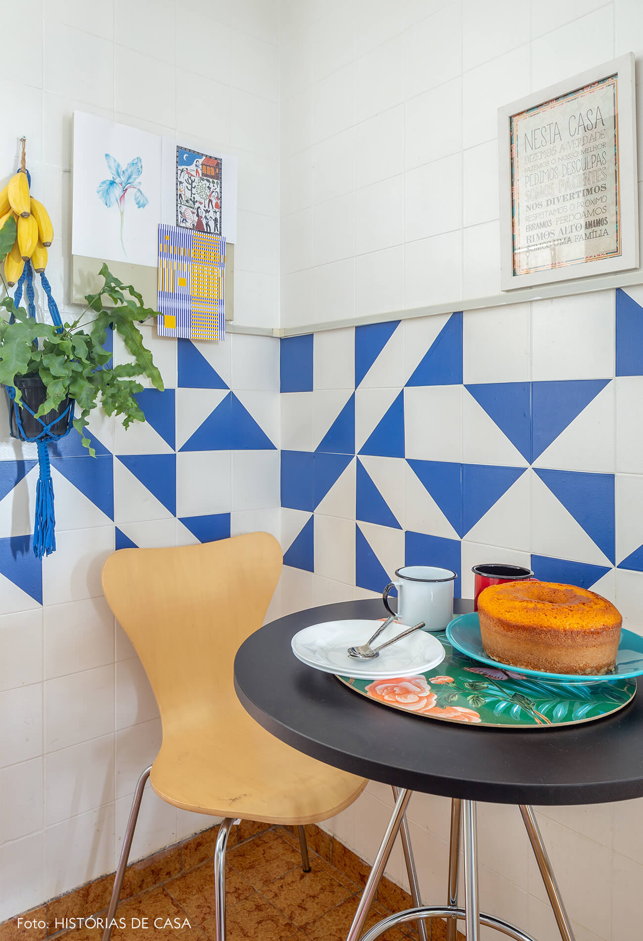 decoração cozinha com azulejos geOmétricos na parede