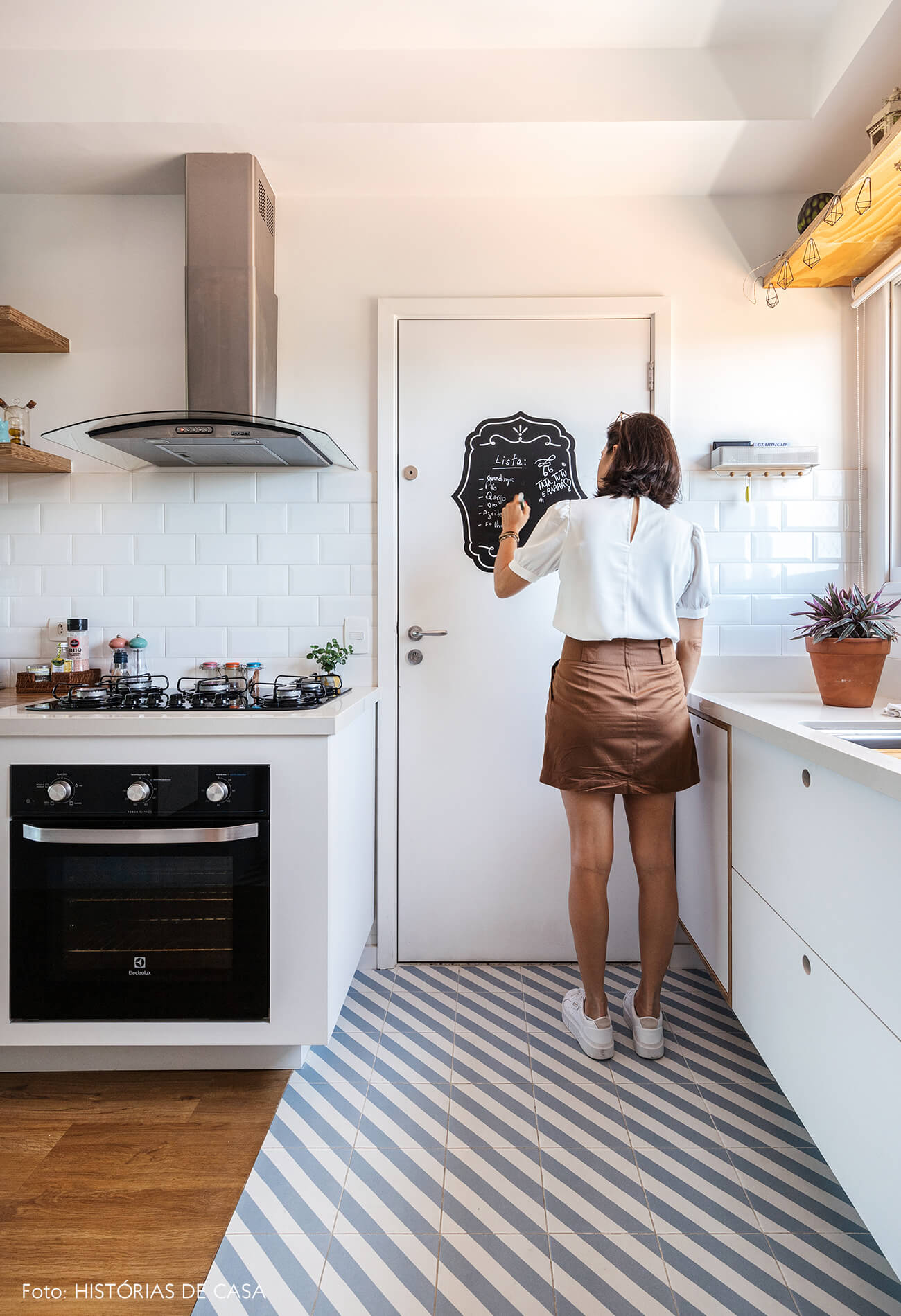 decoração retrato com adesivo lousa em porta