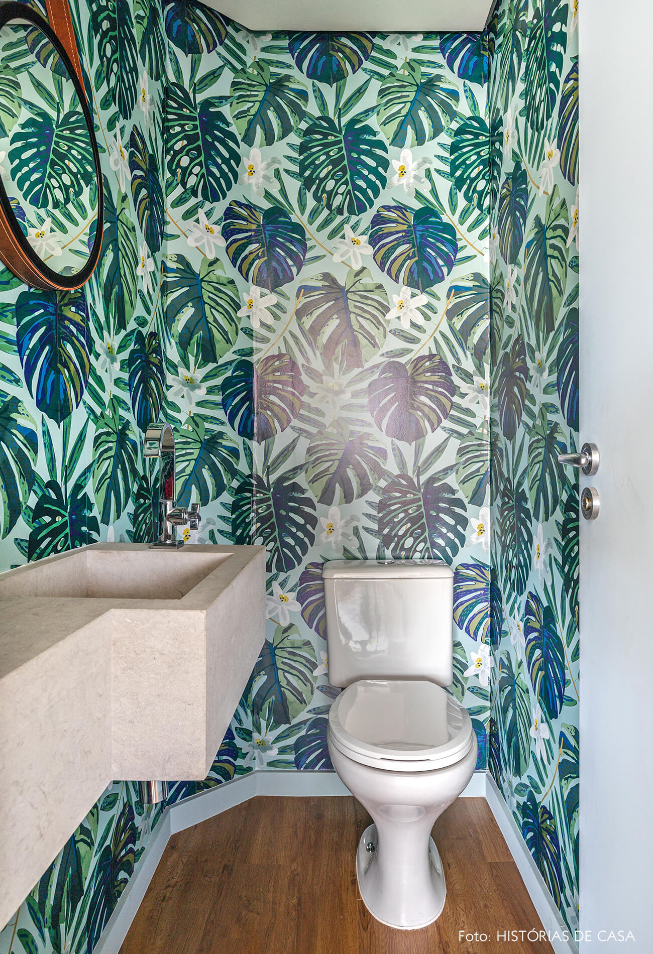 decoração banheiro com papel de parede estampado floral