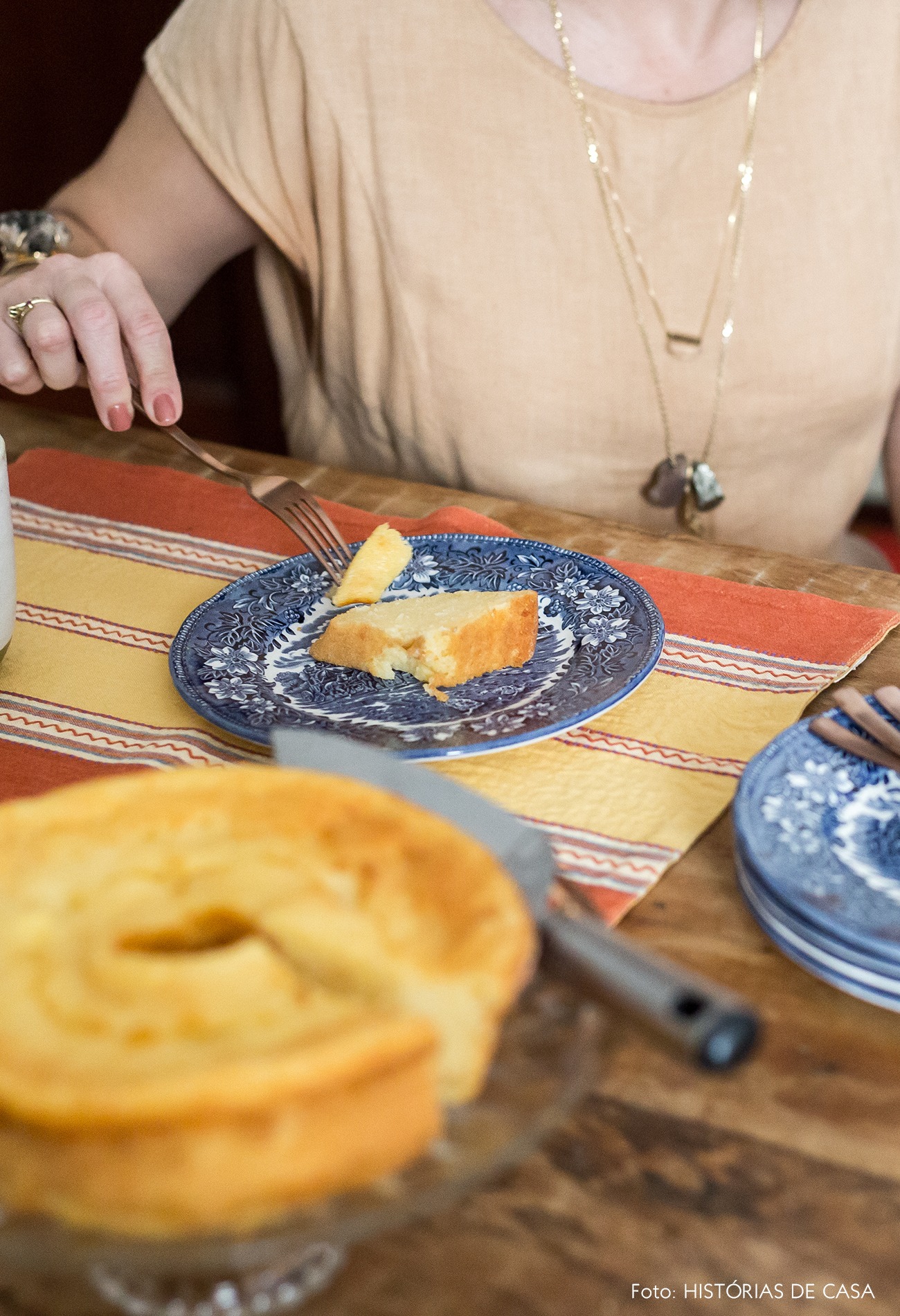 decoração reatrato em cozinha com mesa de madeira