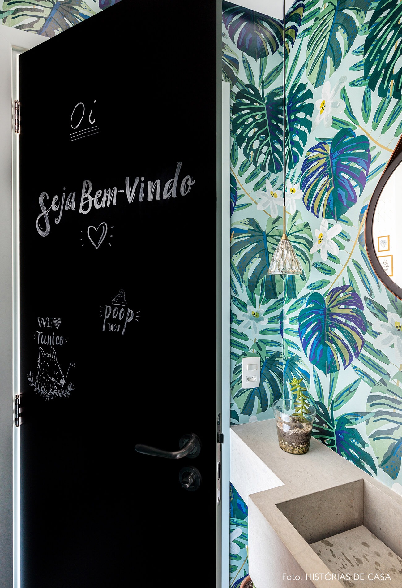 decoração banheiro com papel de parede estampado e adesivo lousa em porta