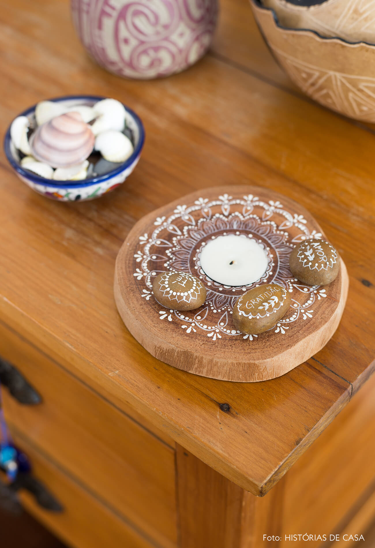 decoração detalhes de objetos de cerâmica em mesa de madeira