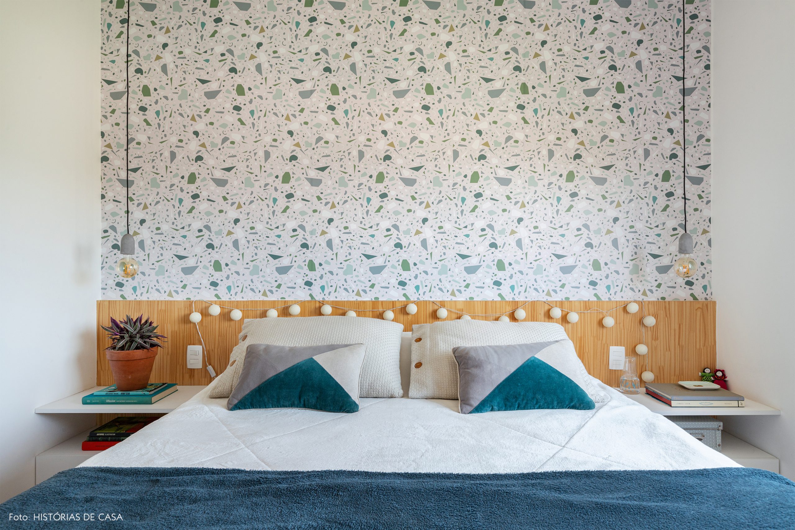 decoração com papel de parede de granilite no quarto