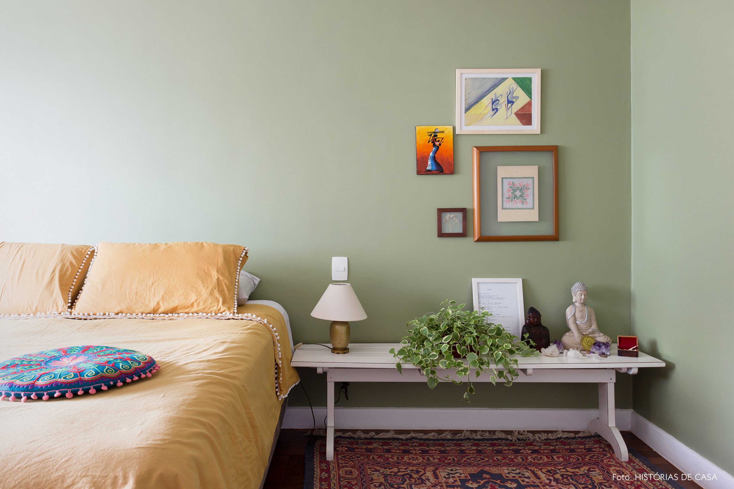 decoração quarto com parede verde e altar em banco de madeira branco