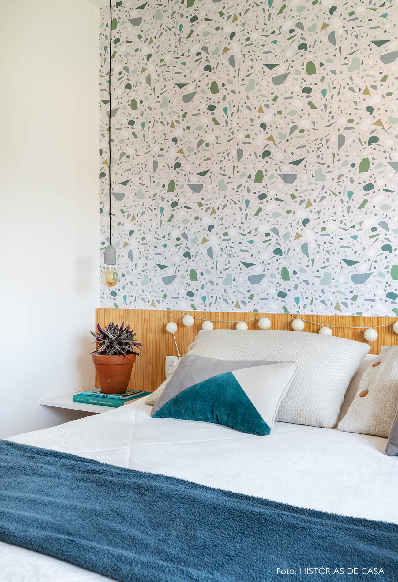 decoração quarto com papel de parede de granilite e cabeceira de madeira