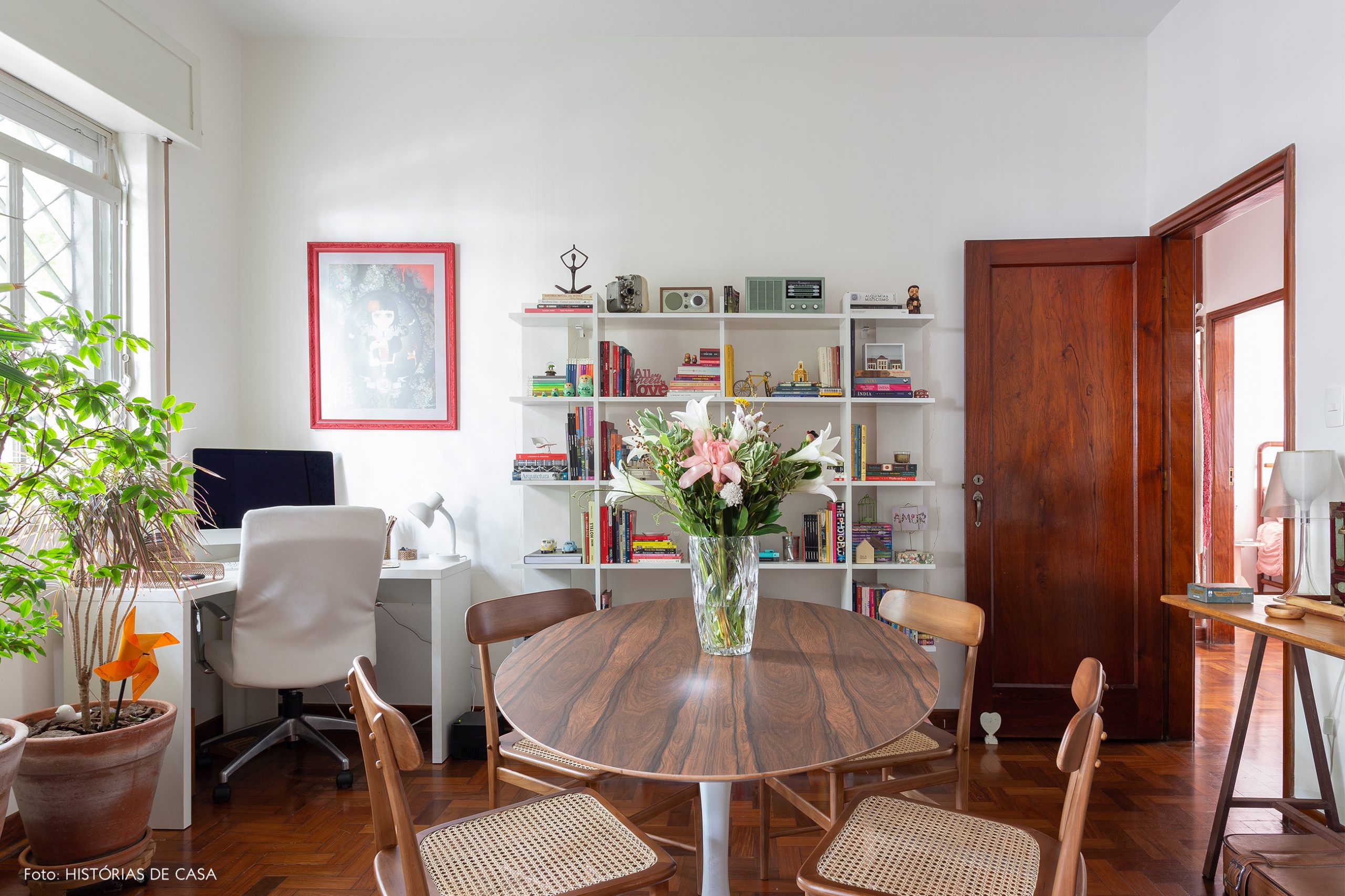 decoração sala home office com mesa de madiera e cadeira de palhinha