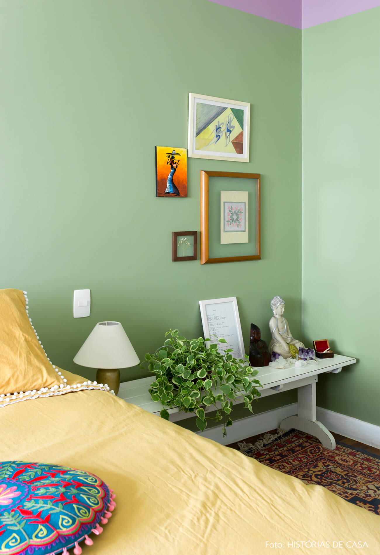 decoração quarto com parede verde e roxa, e altar em banco de madeira branca