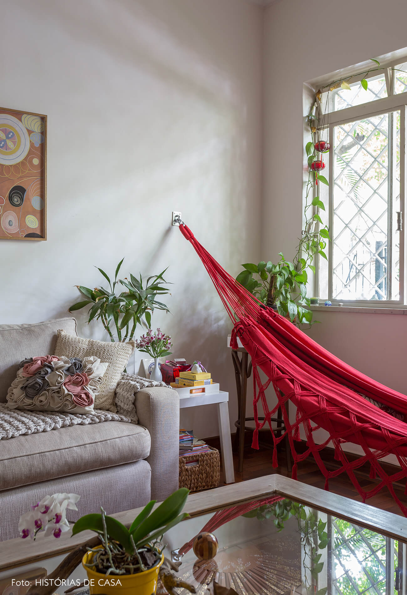 decoração sala com sofa creme e rede vermelha