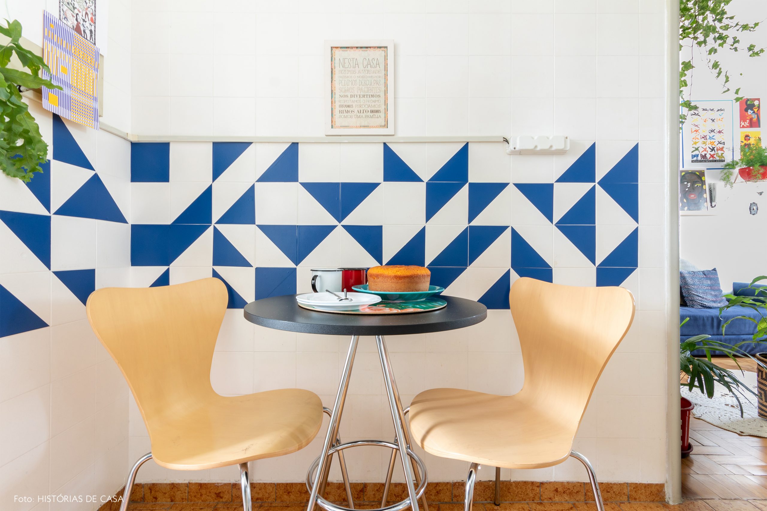 decoração cozinha com azulejos geométricos azul e cadeira madeira