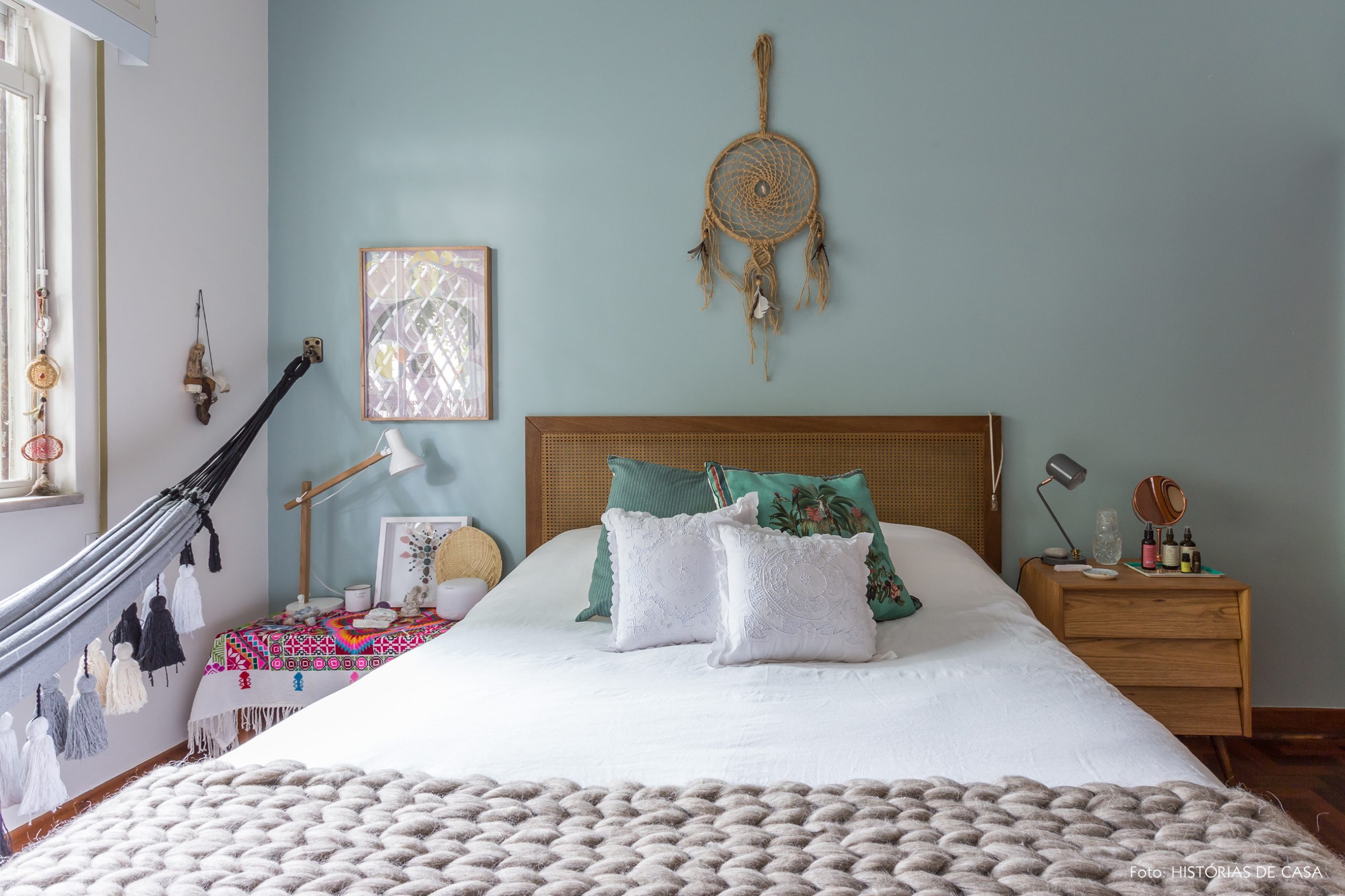 decoração quarto com parede azul e cama com cabeceira de palhinha