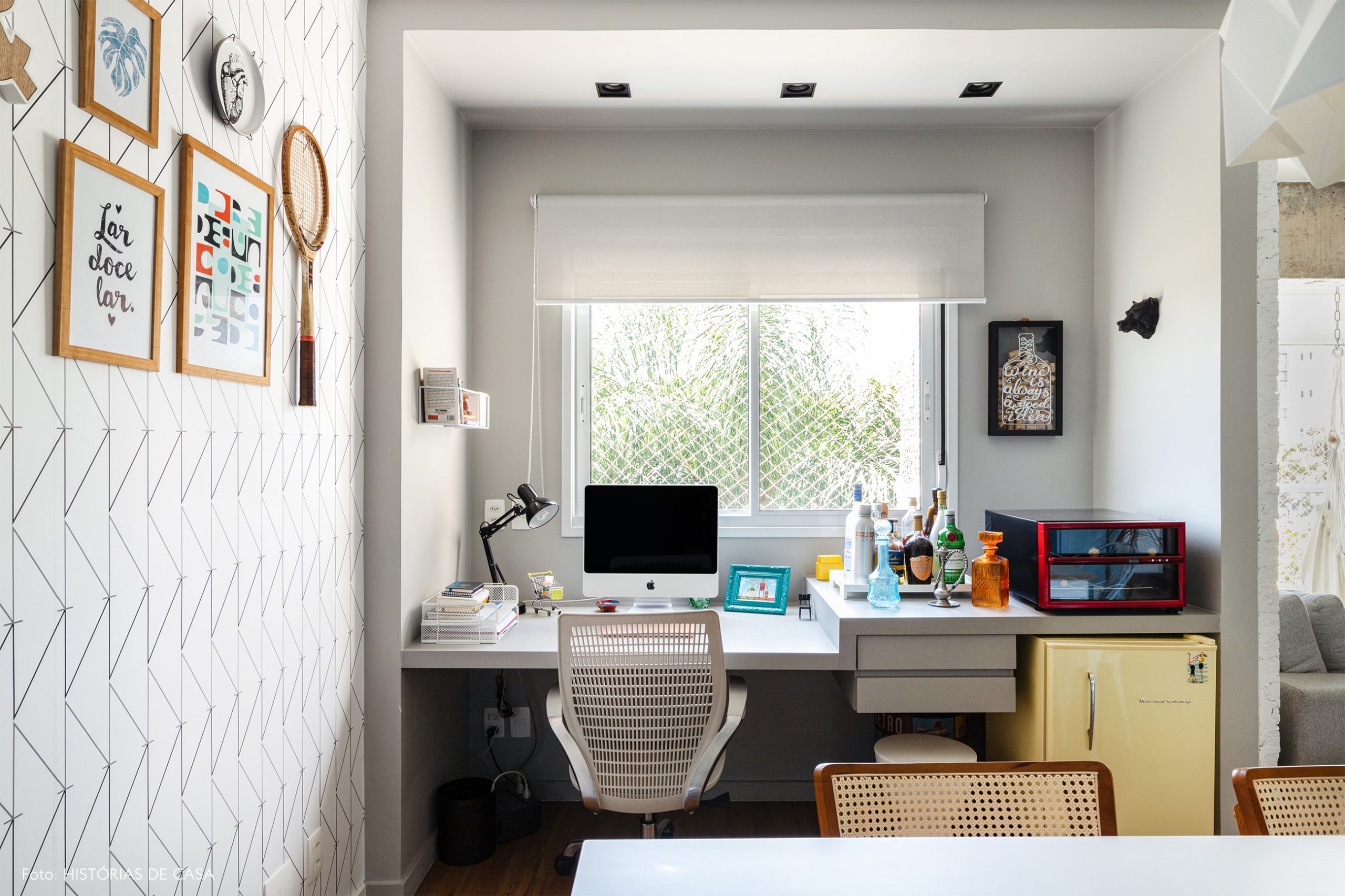 decoração home office com papel de parede geométrico