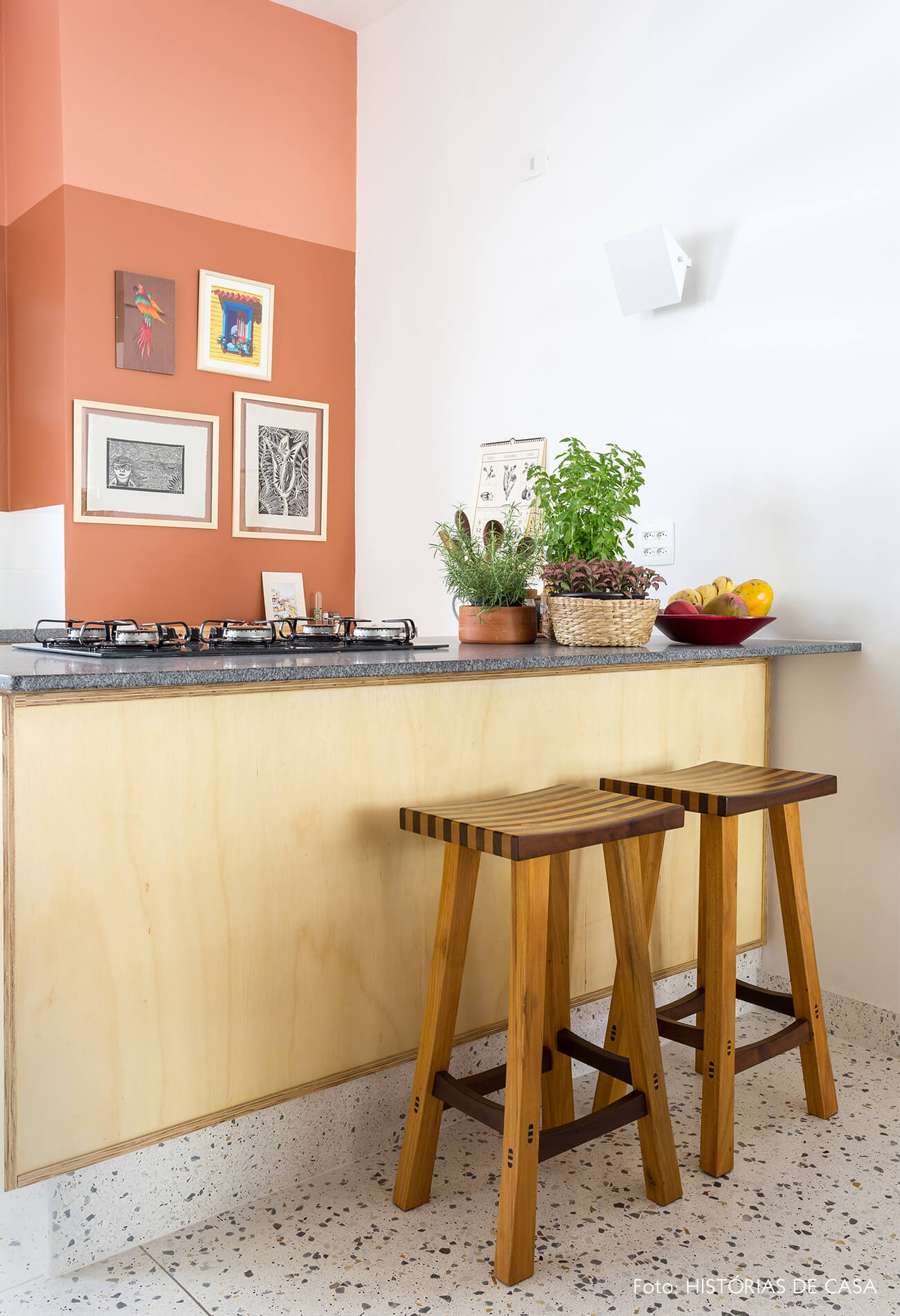 decoração cozinha com parede terrosa e bancos de madeira marchetaria