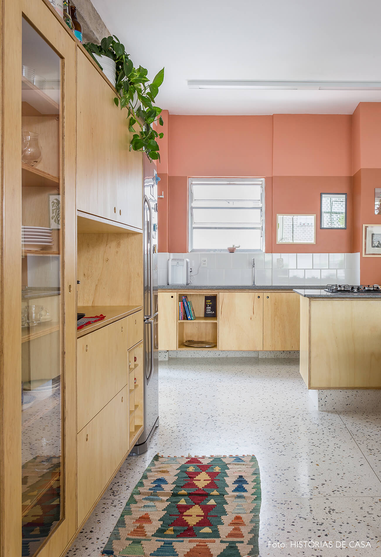 decoração cozinha com parede terrosa, armarios de marcenaria