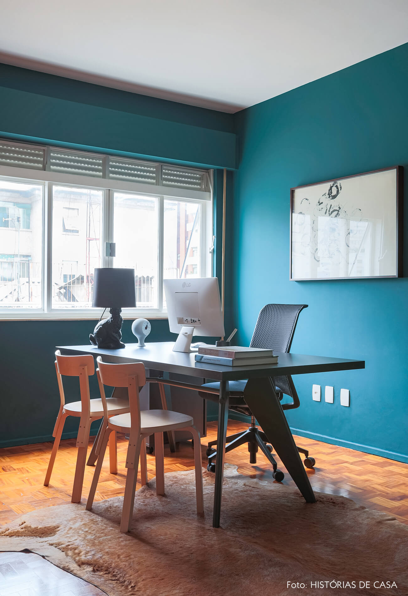 home office com parede azul e cadeiras de madeira