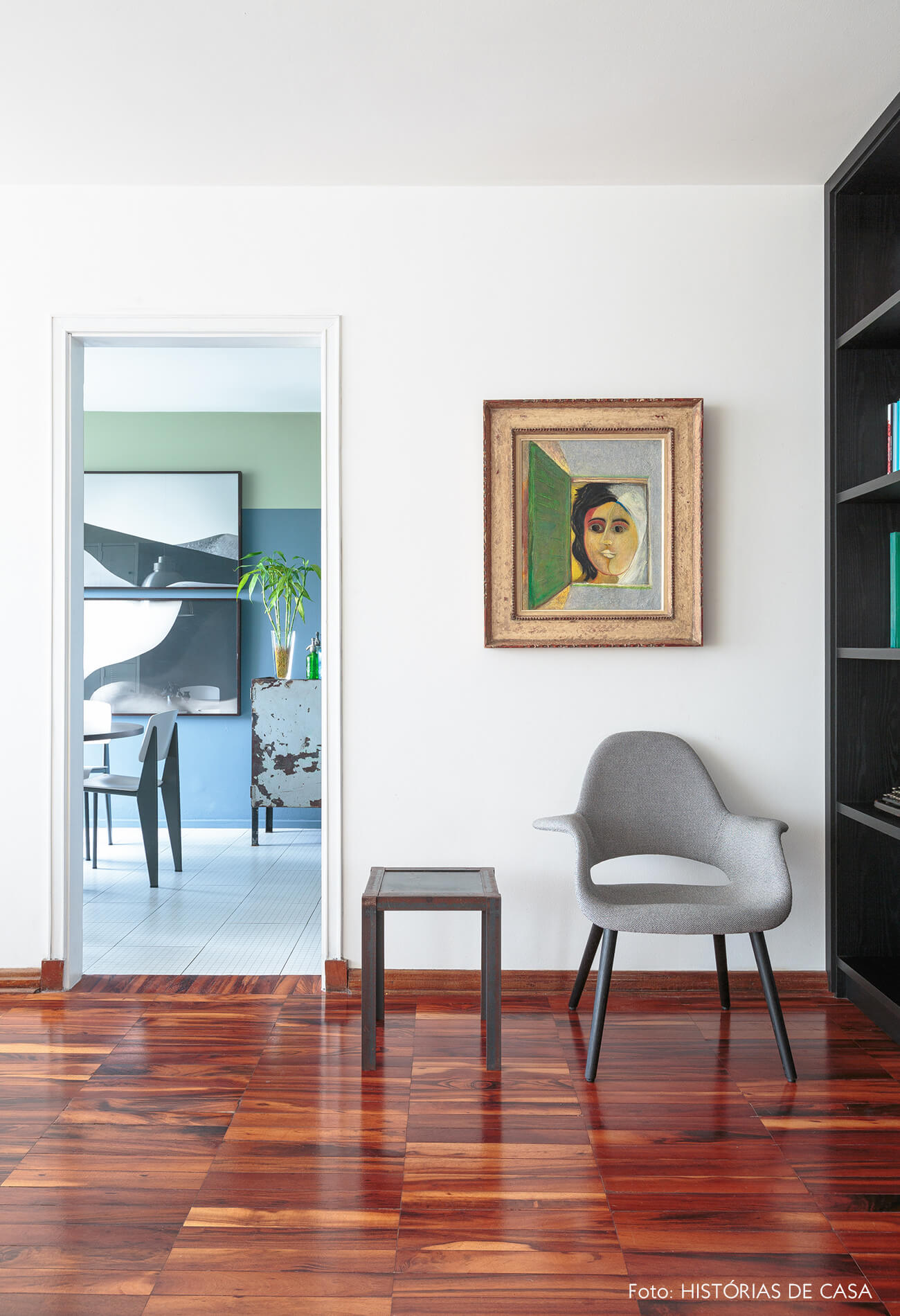 decoração sala com poltrona cinza e piso de madeira