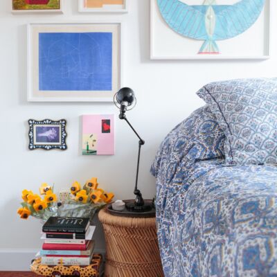 Gisela ap deecoração quarto com muitos quadros e banquinho de madeira