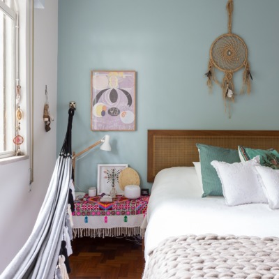 decoração quarto com parede azul rede e cabeceira de palhinha
