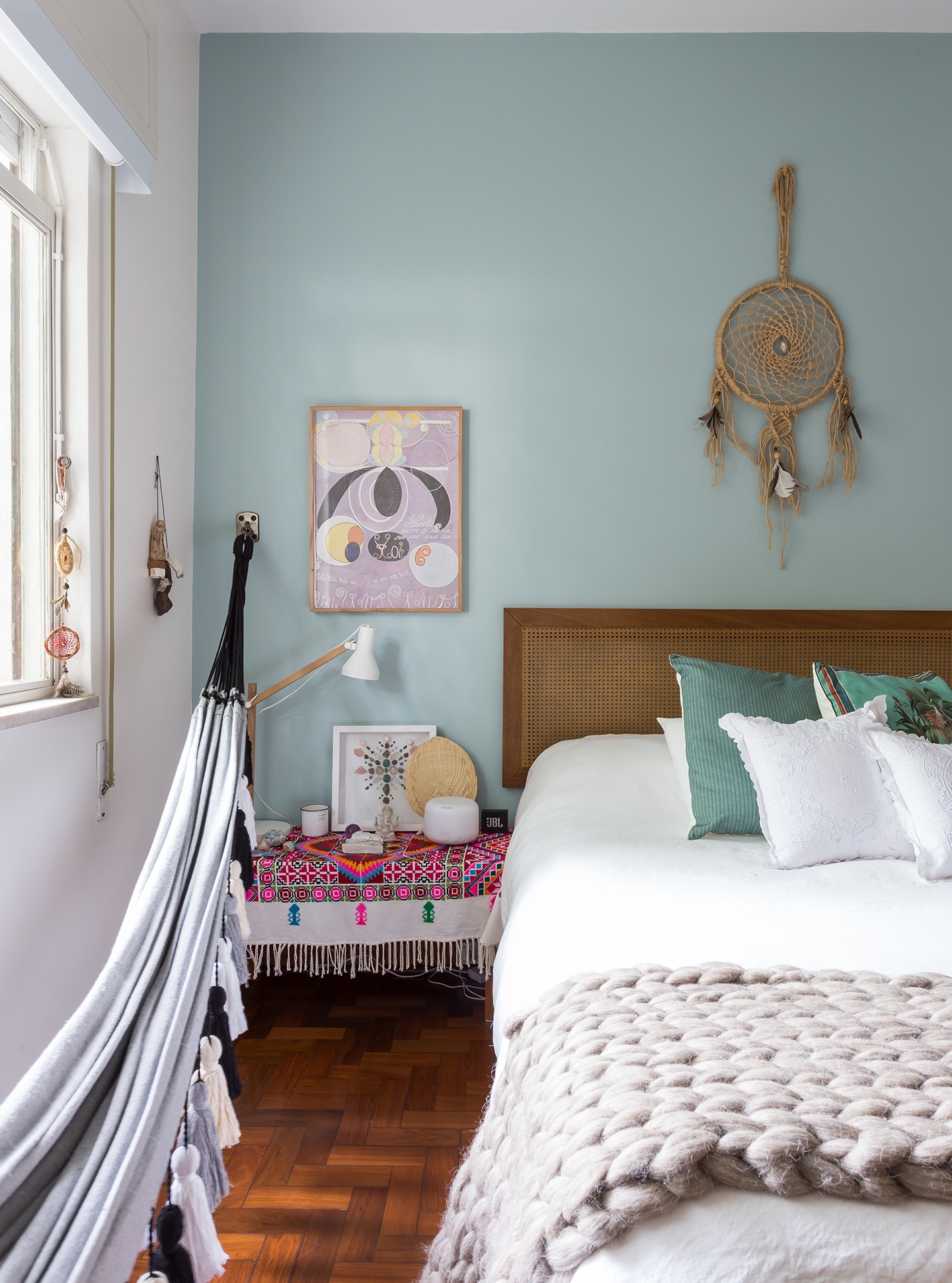 decoração quarto com parede azul rede e cabeceira de palhinha