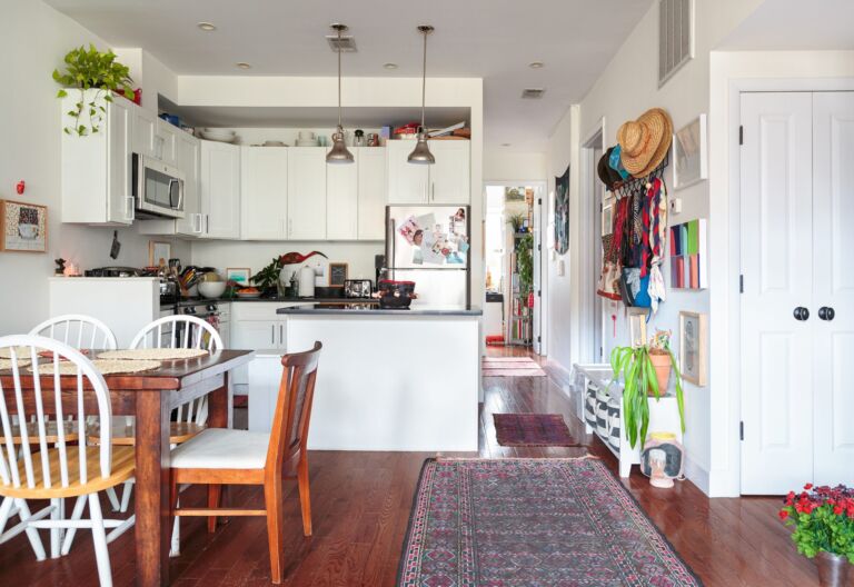 ap decoração cozinha branca com mesa de madeira