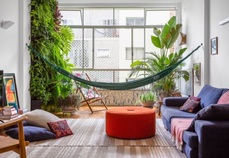 decoração sala com muitas plantas, rede e pufe colorido