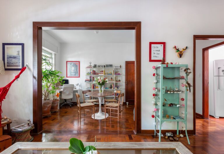 decoração sala com dois ambientes cristaleira azul e mesa de madeira