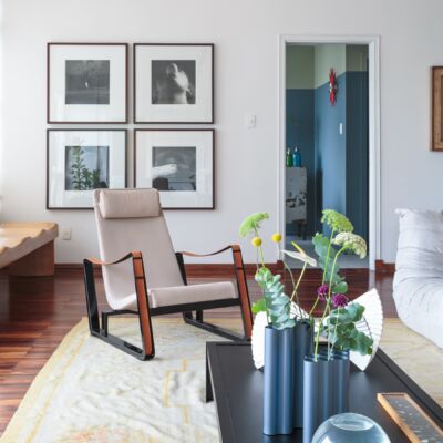 Daniel decoração sala com poltrona branca e mesa de centro preta