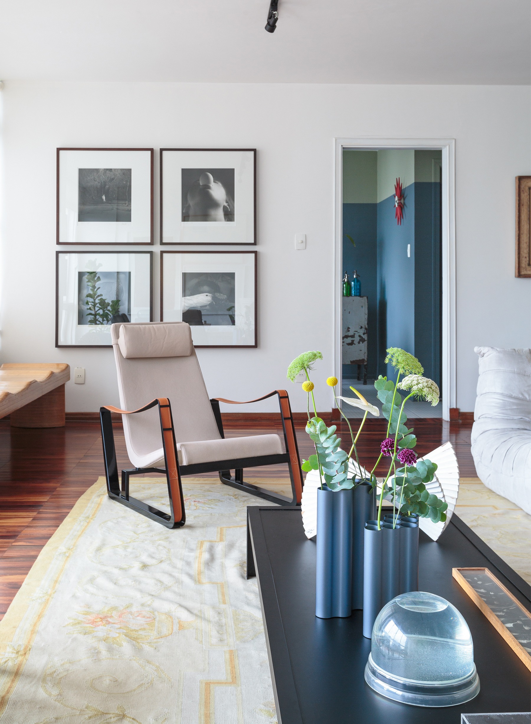 Daniel decoração sala com poltrona branca e mesa de centro preta