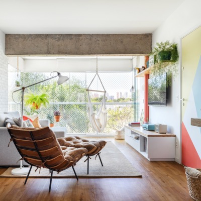 Apartamento colorido com varanda e adesivos