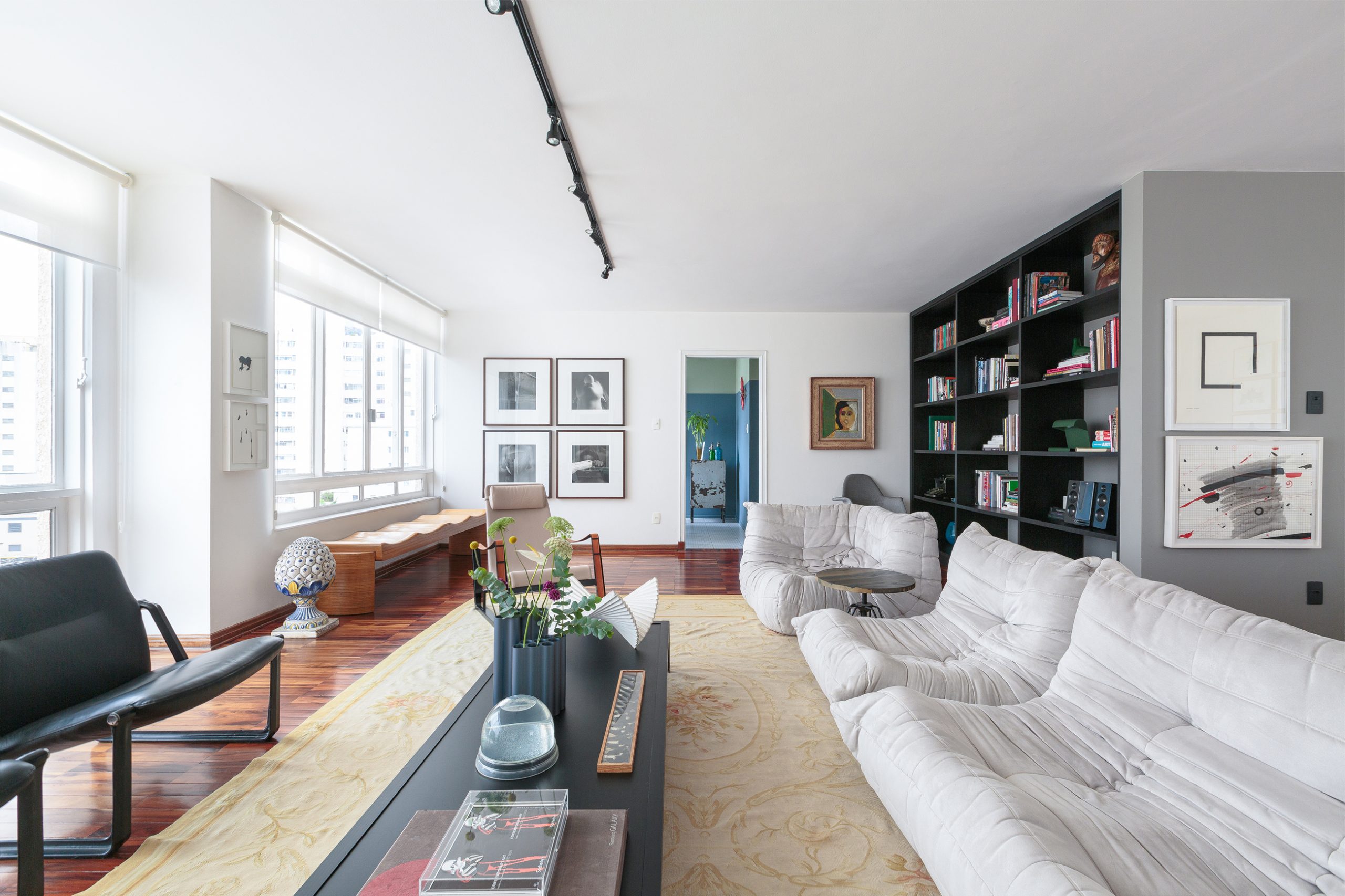 decoração sala bem iluminada com mesa de centro preta e sofá branco