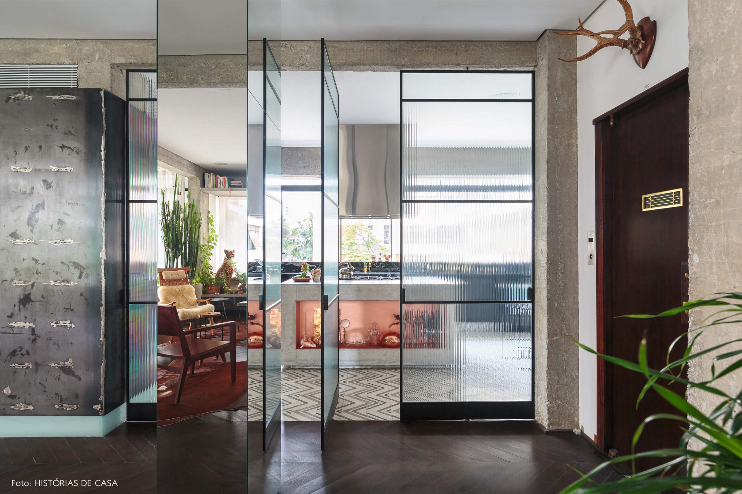 decoração ap hall com coluna de espelho e estrutura de concreto