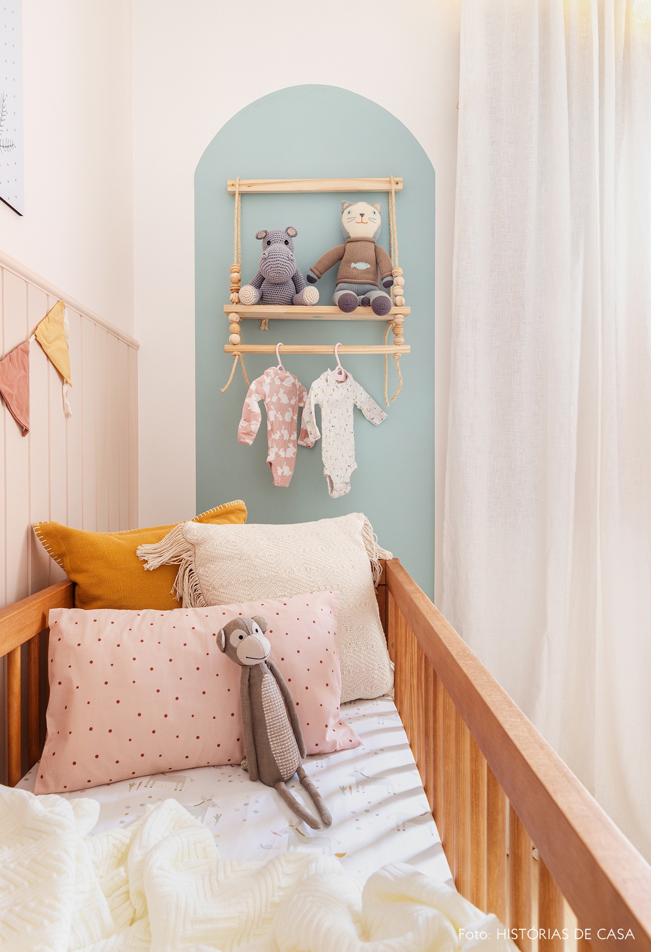 Antes e Depois quarto bebê parede azul berço de madeira