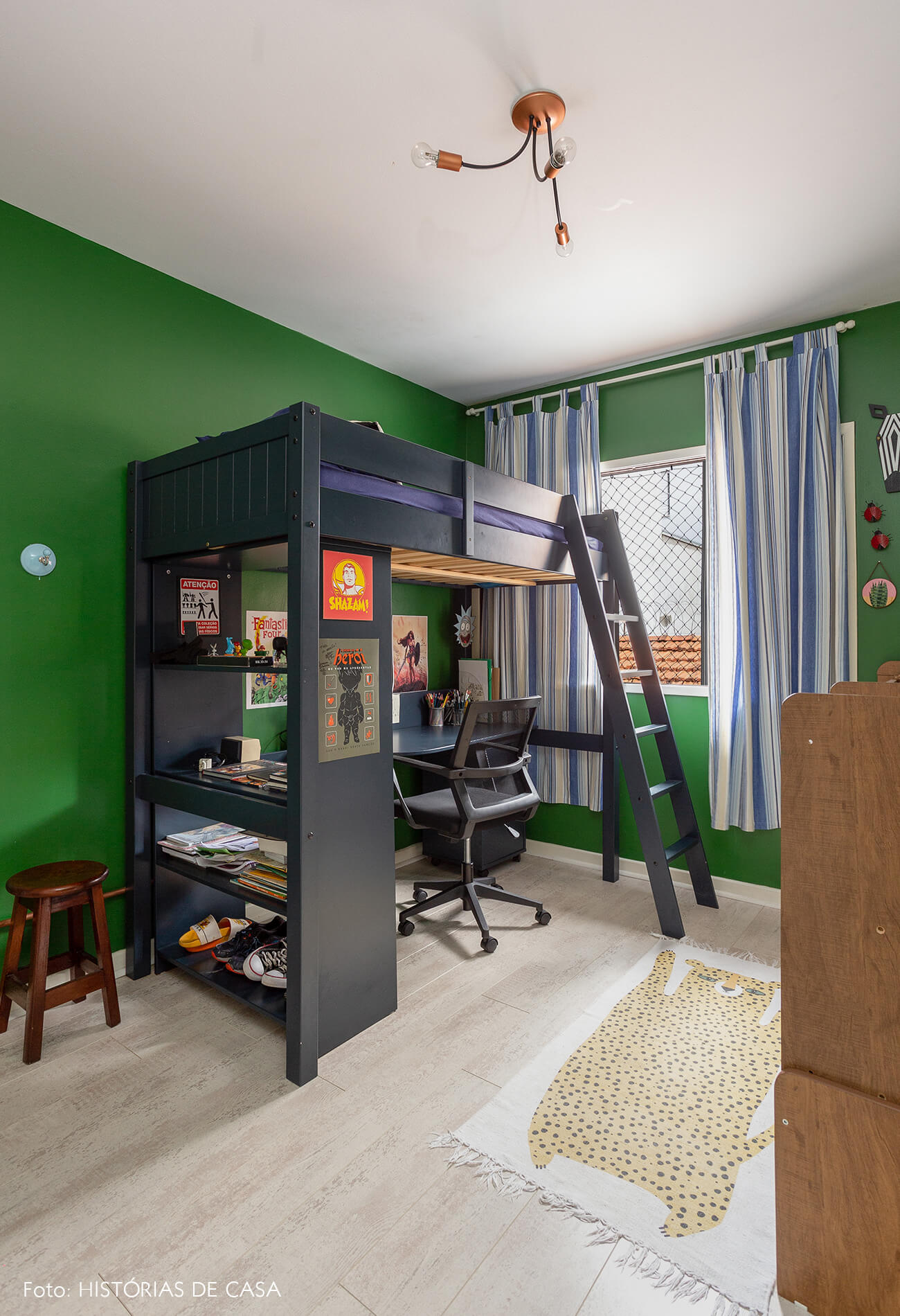 casa decoração quarto criança com parede verde, cama e escrivaninha