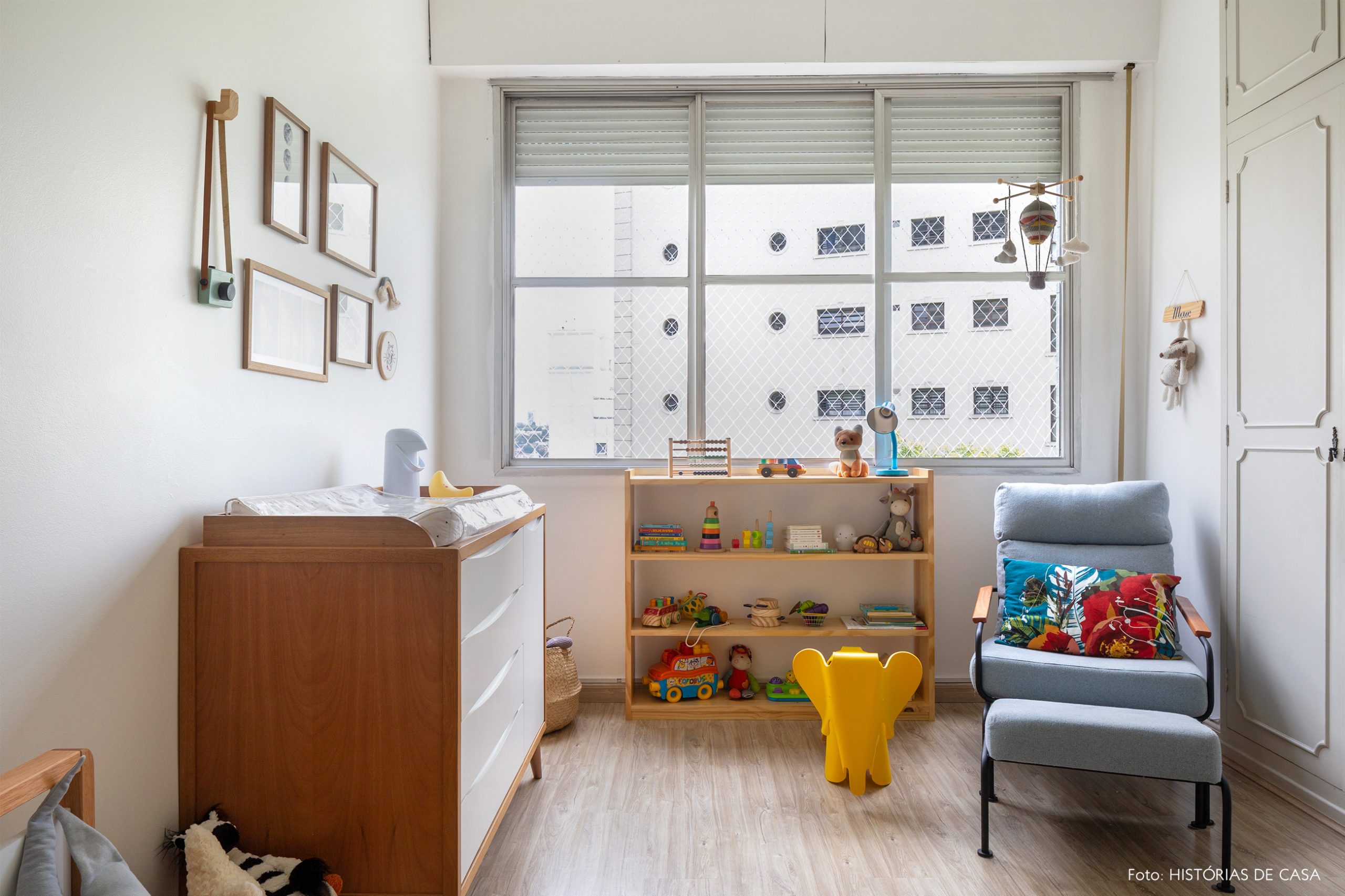 decoração quarto infantil com poltrona azul, trocador de madeira