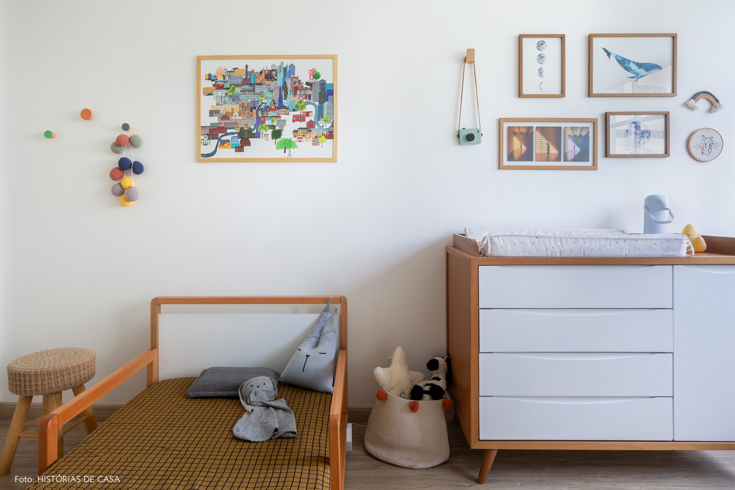 decoração quarto infantil com cesto, banquinho de madeira e crochê