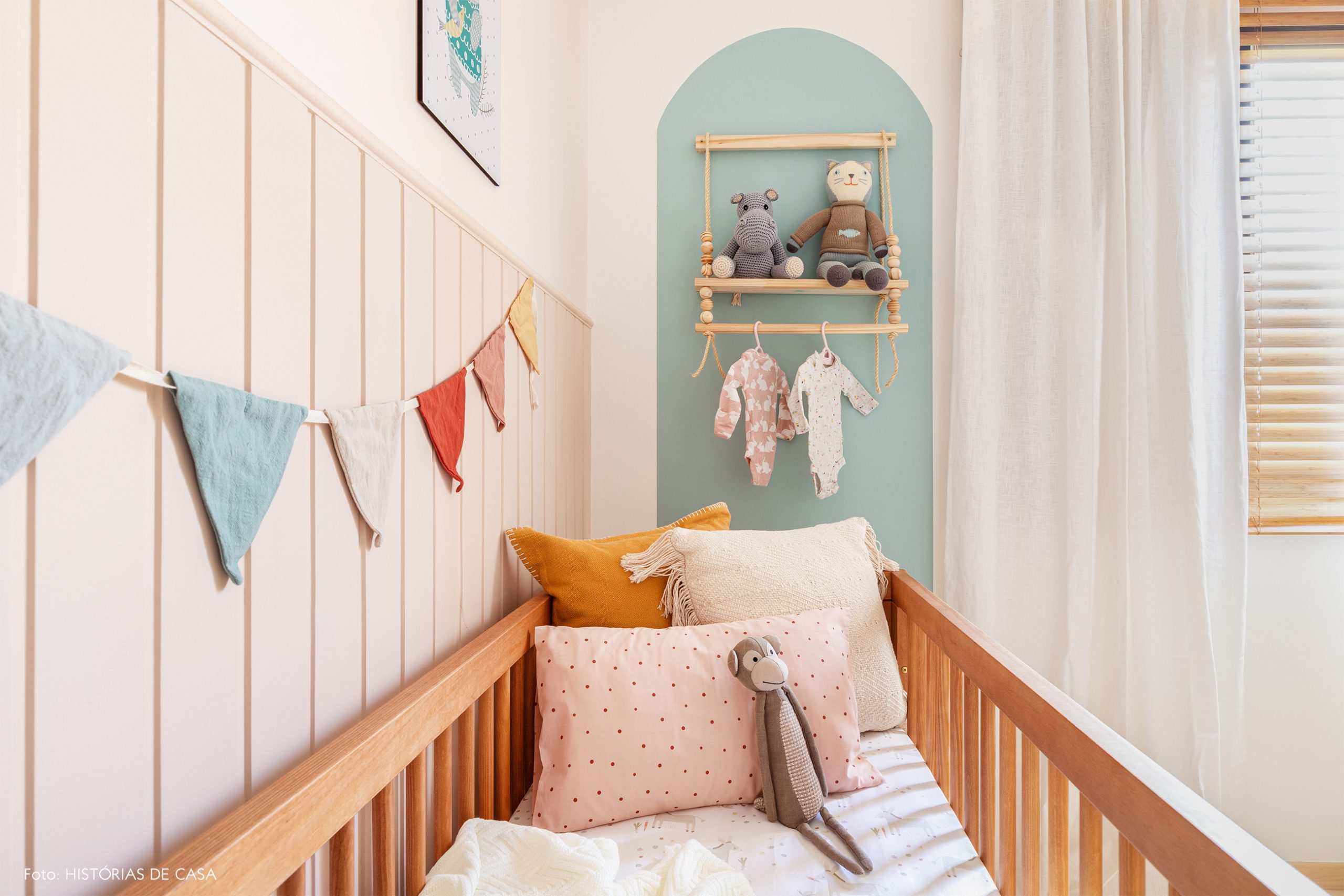 decoração Antes e Depois quarto bebê detalhe parede azul e berço de madeira