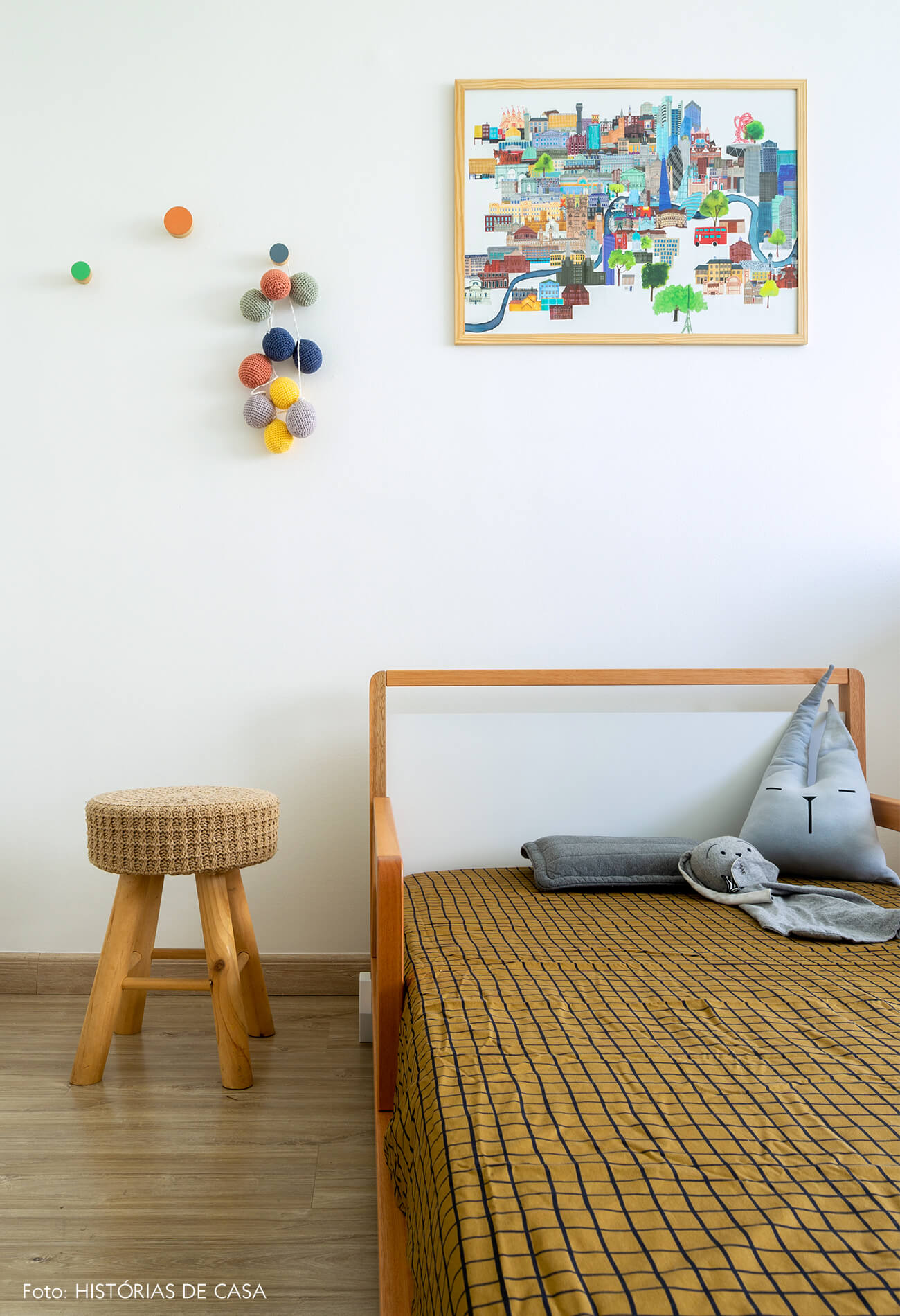 decoração quarto infantil com banquinho de madeira e crochê