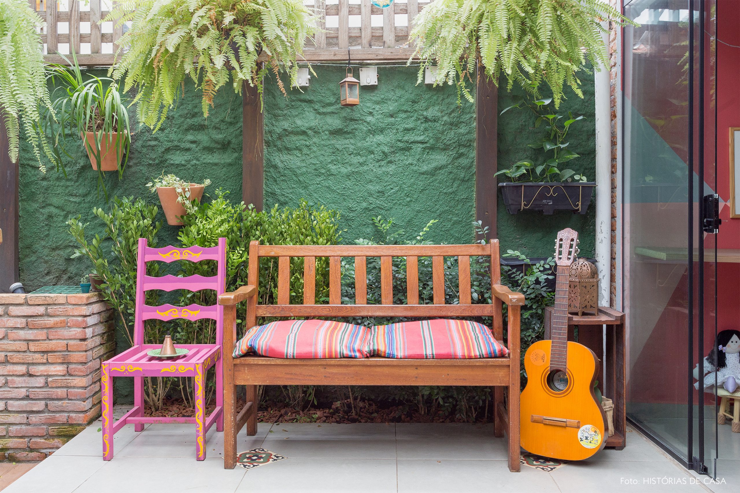 casa decoração jardim com parede verde cadeira rosa