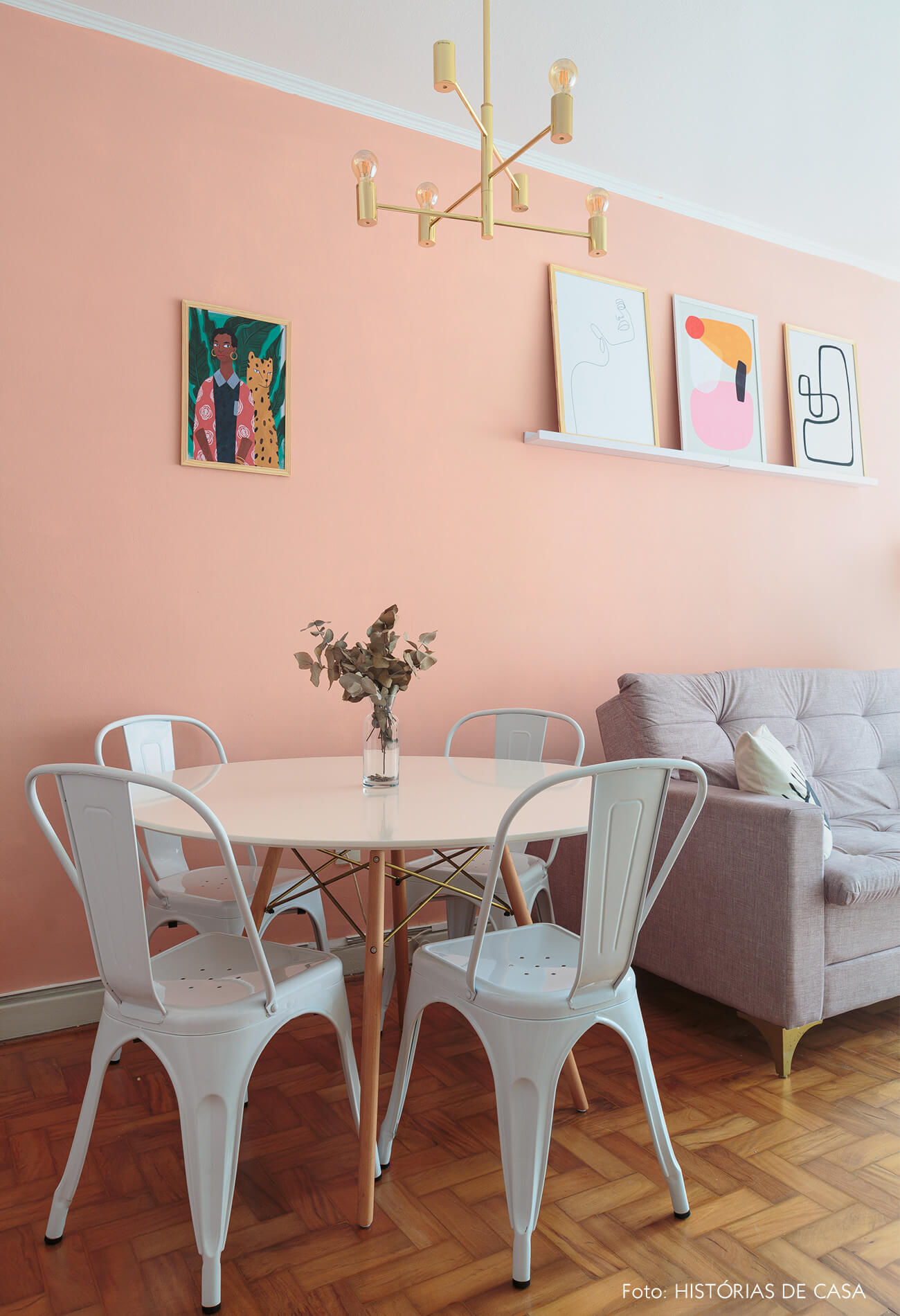 decoração ape alugado sala com parede rosa, cadeira tolix e mesa eames