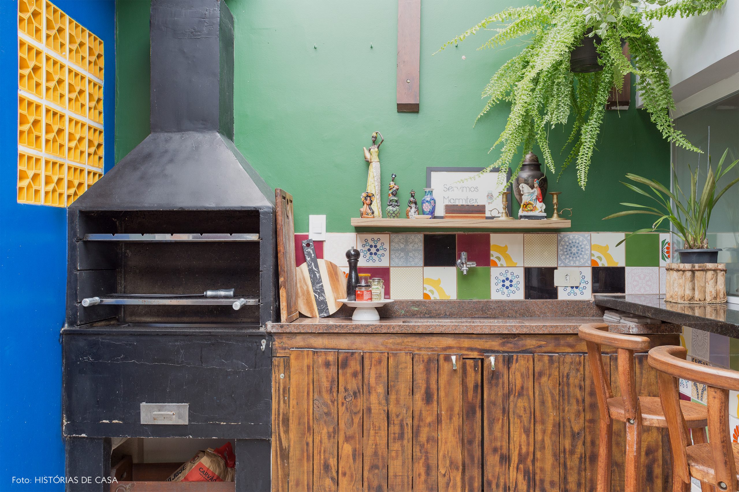 casa decoração jardim com parede verde e azul churrasqueira
