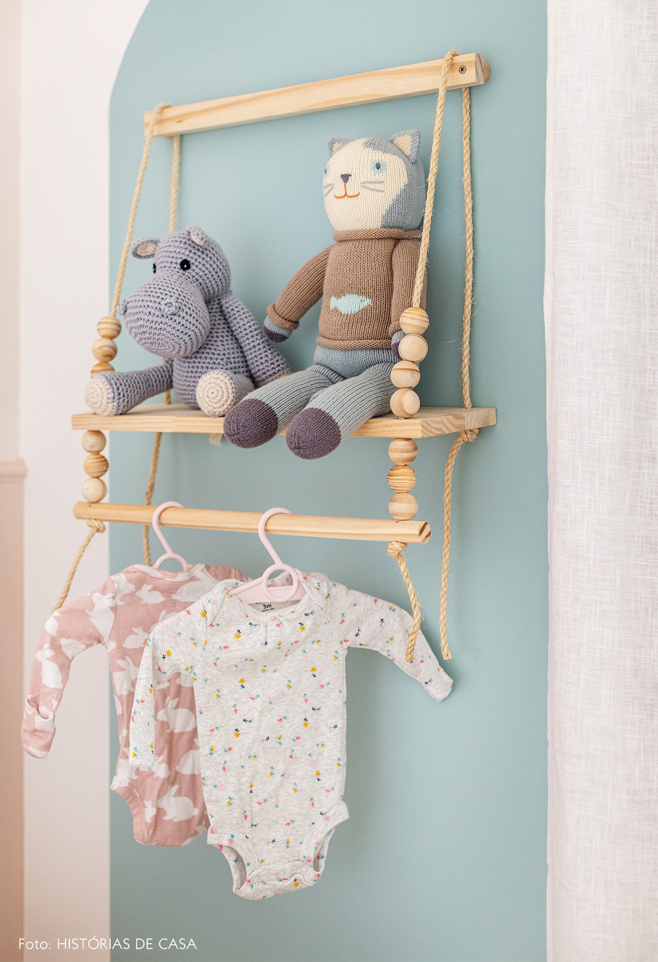 decoração Antes e Depois quarto bebê detalhes estante madeira parede azul